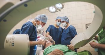 Az első robotasszisztált agyműtét Magyarországon – Videó