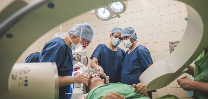 Az első robotasszisztált agyműtét Magyarországon – Videó