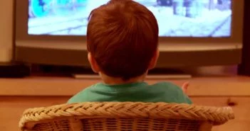 Az európai gyerekek napi két órát töltenek tévénézéssel