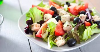 A mediterrán étrend és a zöld tea jótékony hatással van a prosztatarákkal élőkre