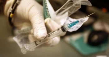 Nem gyengíti az immunrendszert, koronavírus idején is ajánlott beadatni az agyhártyagyulladás elleni védőoltást