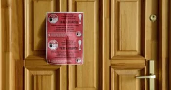A házi karantén betartásának fokozott ellenőrzését kérte a rendőrségtől az operatív törzs