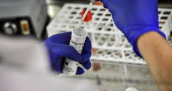 Az Európai Gyógyszerügynökség megkezdte a bamlanivimab és az etesemivab nevű gyógyszerek vizsgálatát