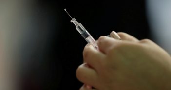 A belga orvostanács szankcionálni fogja az oltásokról tévinformációkat terjesztő orvosokat