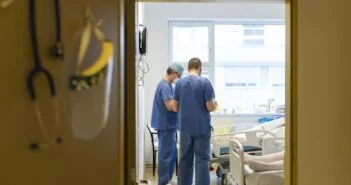 Már ma részlegesen feloldják a kórházi látogatási tilalmat, döntöttek az újraindítás újabb fokozatáról