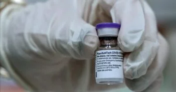 Elsőként az egészségügyi dolgozók vehetik fel emlékeztető oltásként az új típusú Pfizer vakcinát