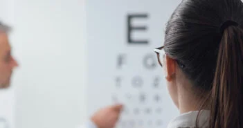 Az éleslátás visszaállítását is lehetővé tevő eljáráson dolgozik munkatársaival Roska Botond neurobiológus