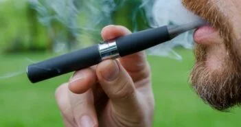 Mindegy, hogy nikotinos vagy nikotinmentes, az e-cigarettától jelentősen nőhet a tüdőkárosodás veszélye