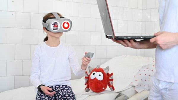 A virtuális valóság hatása a kemoterápiában részesülő gyermekekben