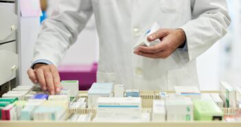 A gyógyszerész nélküli gyógyszertárat kifogásolják közös nyilatkozatukban a gyógyszerésztudományi karok dékánjai