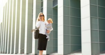 Július 1-jétől munkavégzés mellett is jár a csecsemőgondozási díj